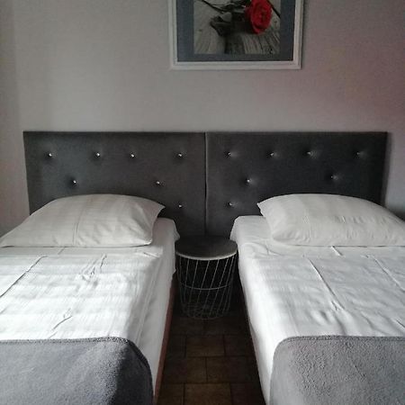 Zajazd Pod Roza Zielona Góra Exteriör bild