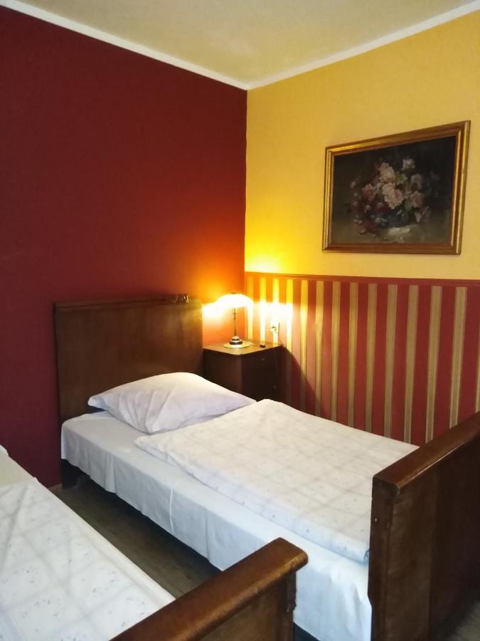 Zajazd Pod Roza Zielona Góra Exteriör bild