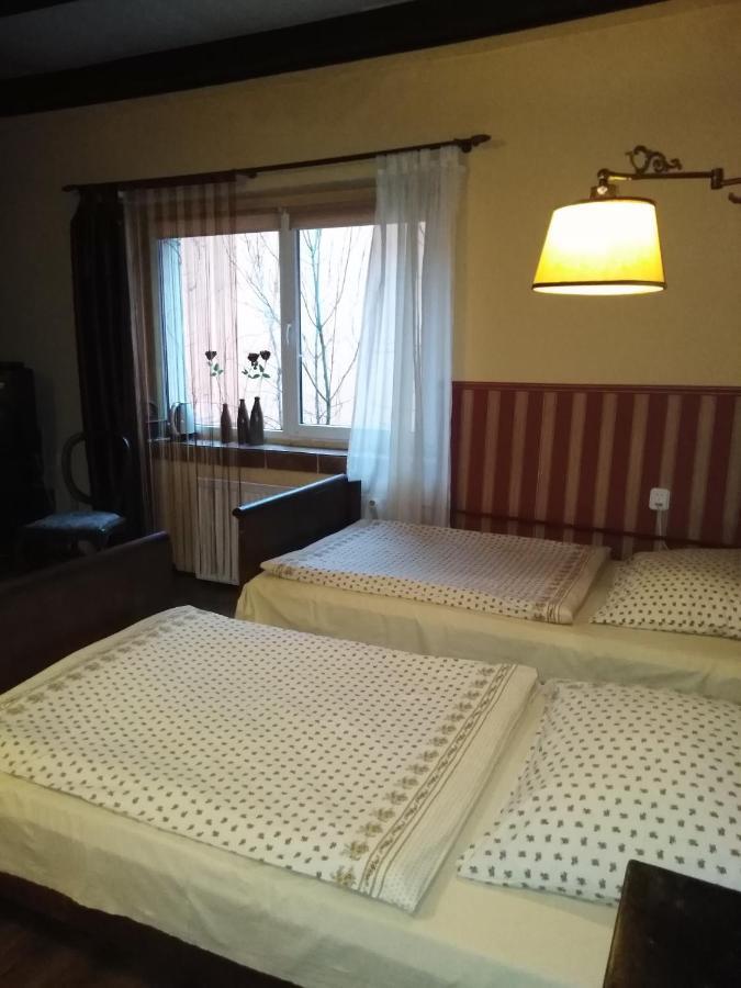 Zajazd Pod Roza Zielona Góra Exteriör bild