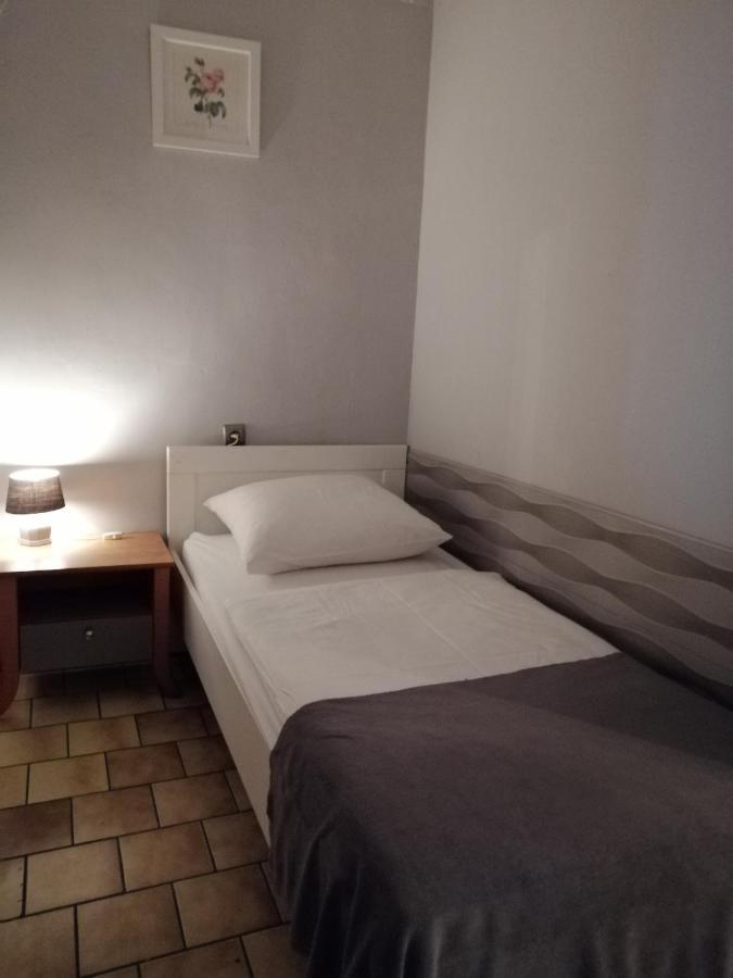 Zajazd Pod Roza Zielona Góra Exteriör bild