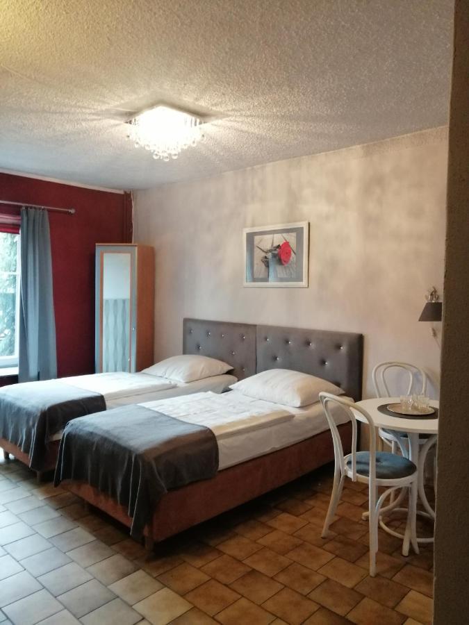 Zajazd Pod Roza Zielona Góra Exteriör bild